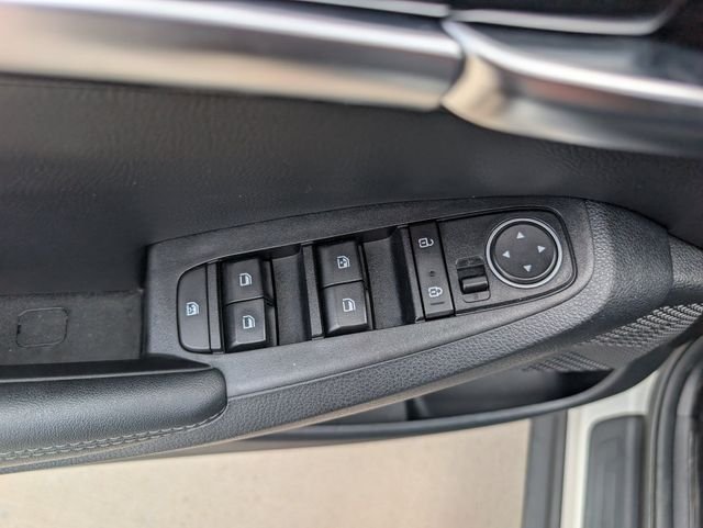 Used 2022 White Kia EX image 22