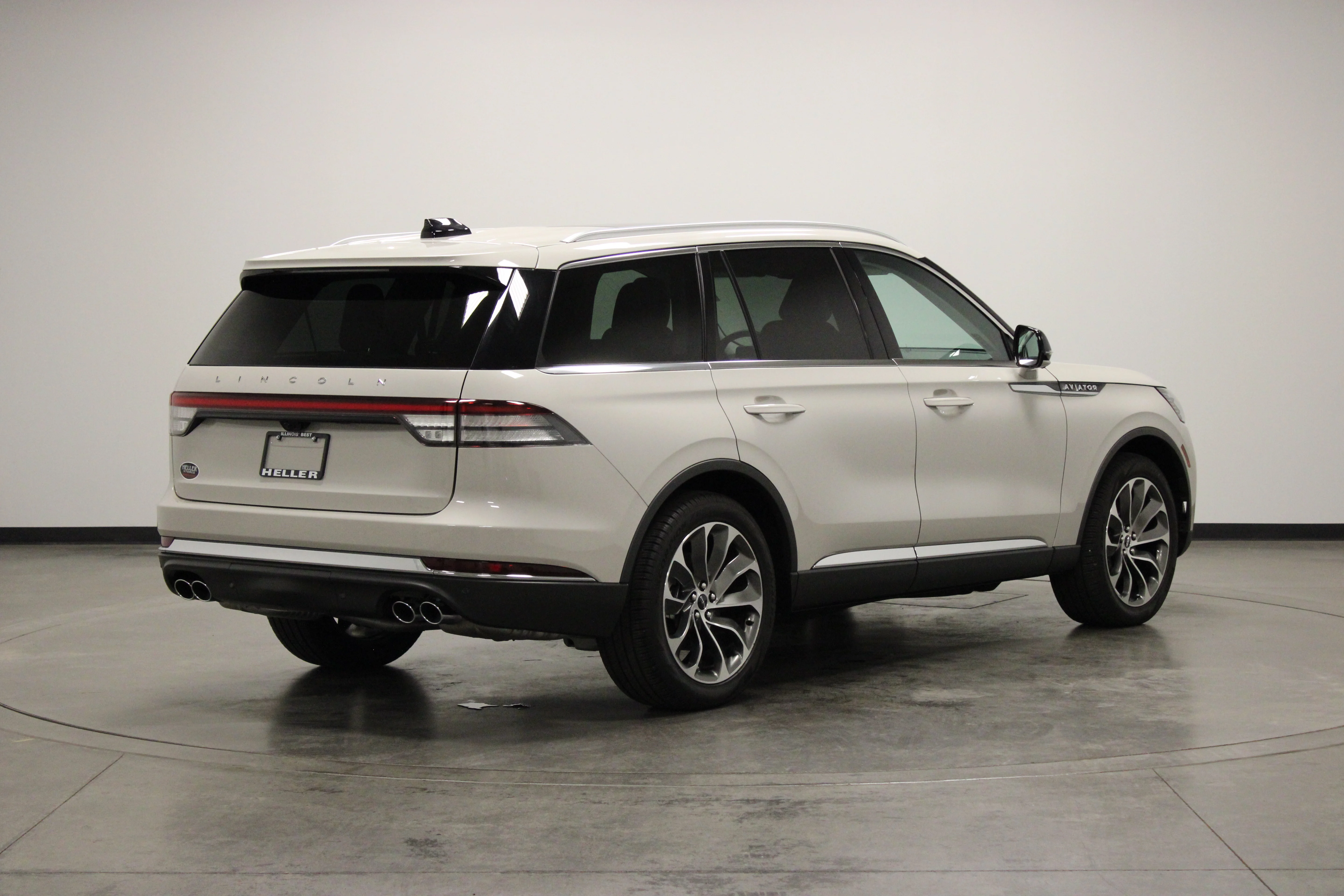 Used 2025 Ceramic Pearl Metallic Tri-Coat Lincoln Reserve image 8