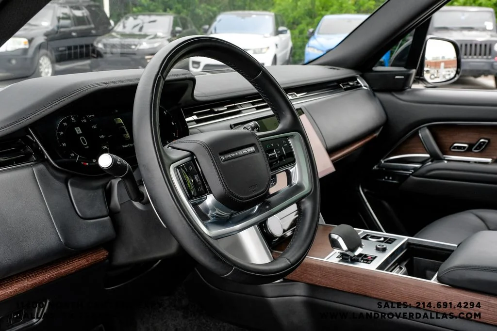 Used 2023 Grey Land Rover SE image 15
