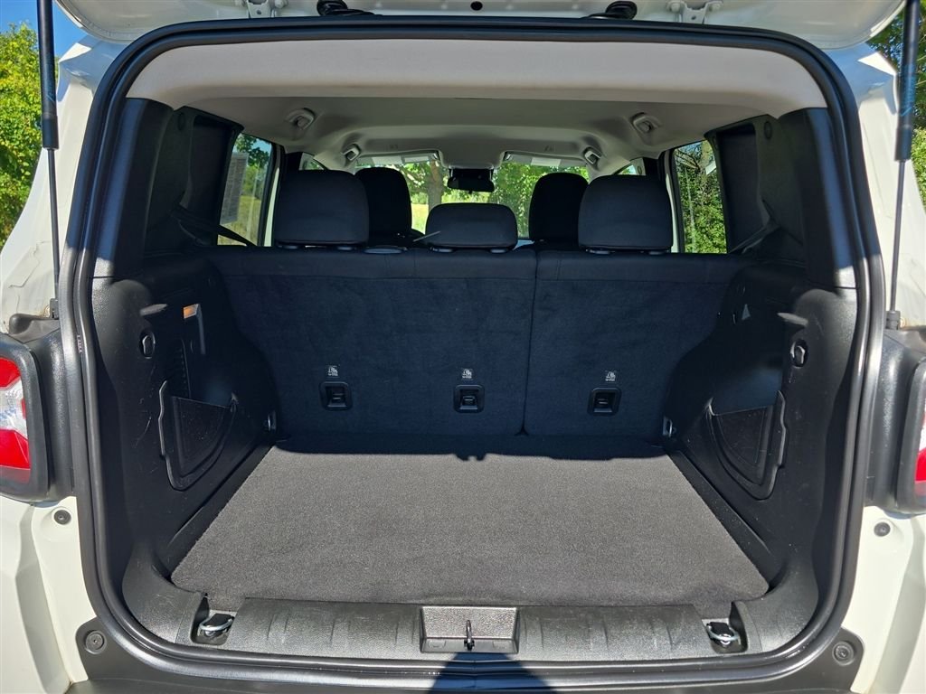 Certified Used 2023 White Jeep Latitude image 12