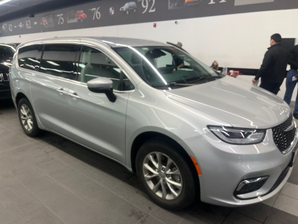2023 Chrysler Pacifica Touring L AWD's photo
