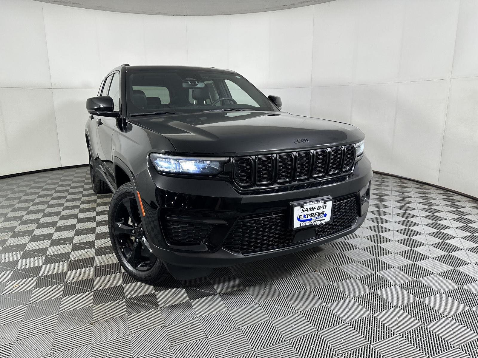 Used 2023 Diamond Black Crystal Pearlcoat Jeep Altitude image 23