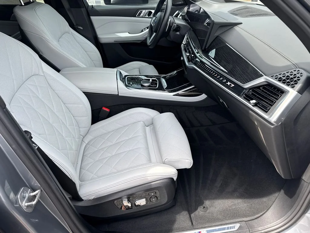 Used 2023 Gray BMW xDrive40i image 14