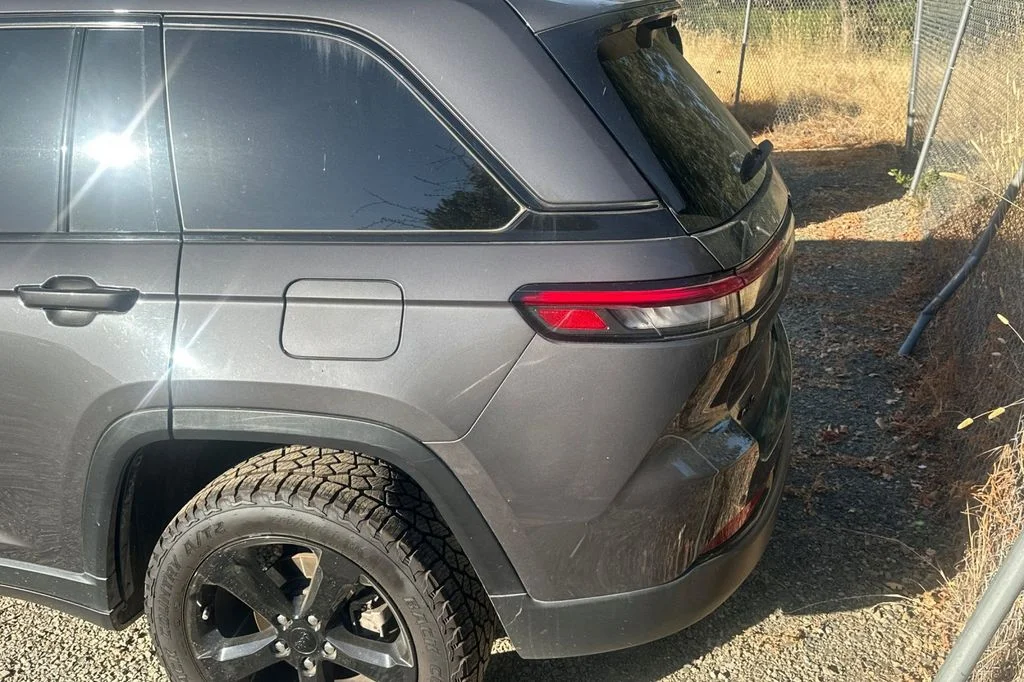 Used 2023 Gray Metallic Jeep Limited image 5