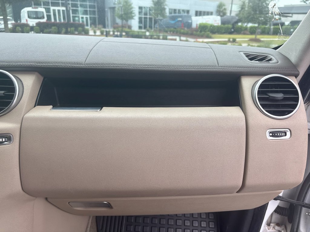 Used 2012 White Land Rover V8 image 25