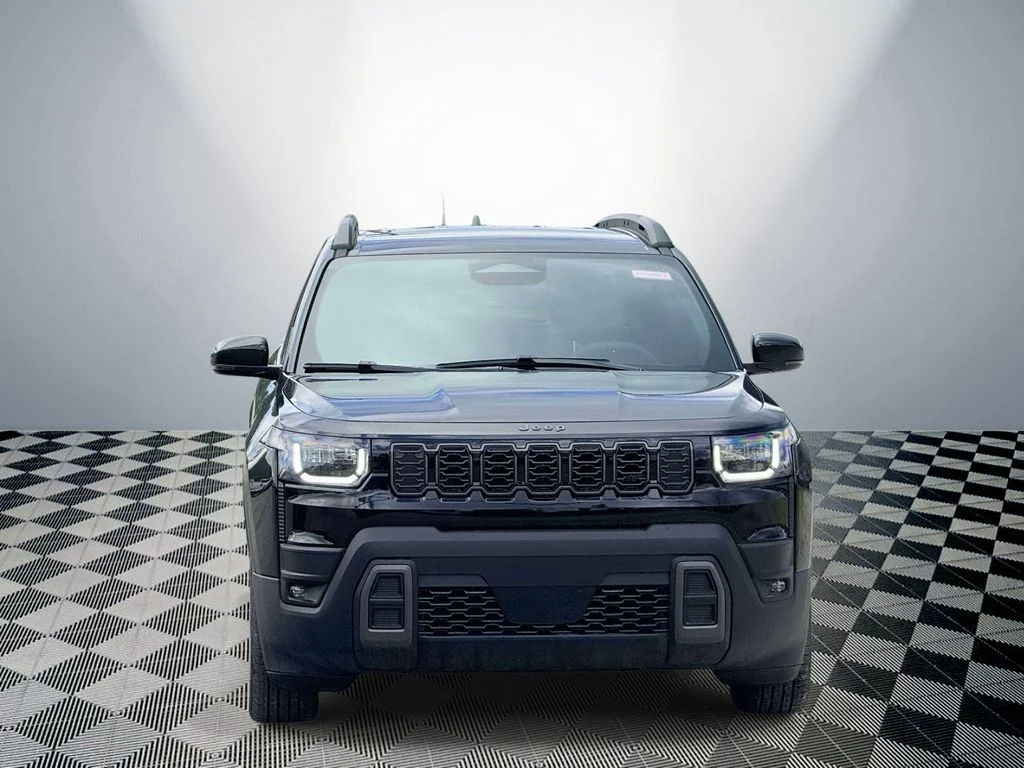 New 2026 Diamond Black Crystal Pearl-Coat Exterior Paint Jeep Limited image 2