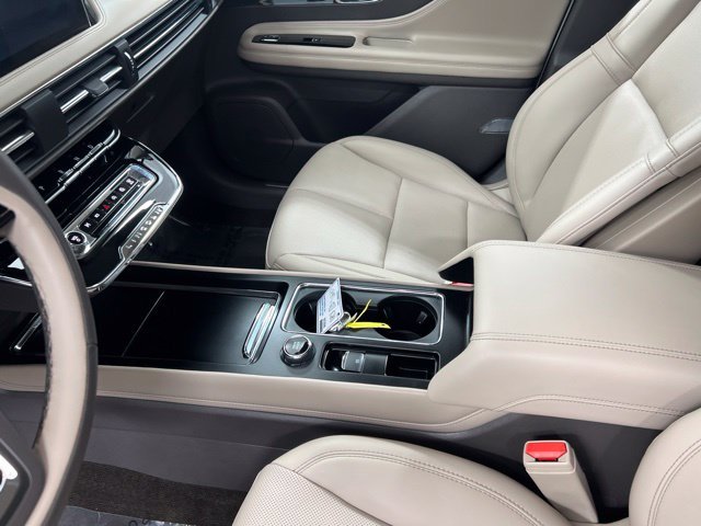Used 2023 Pristine White Lincoln Standard image 15