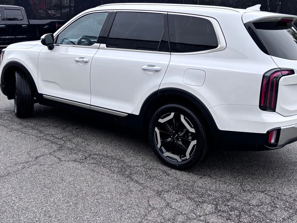 Used 2023 White Kia EX image 4