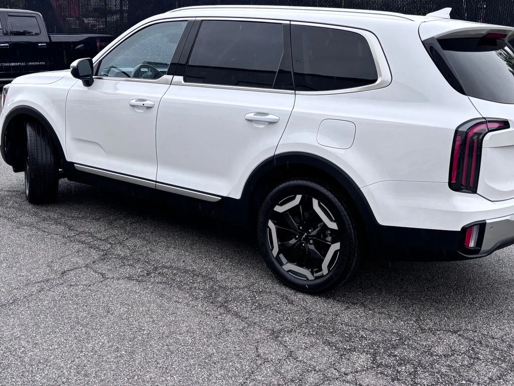 Used 2023 White Kia EX image 4