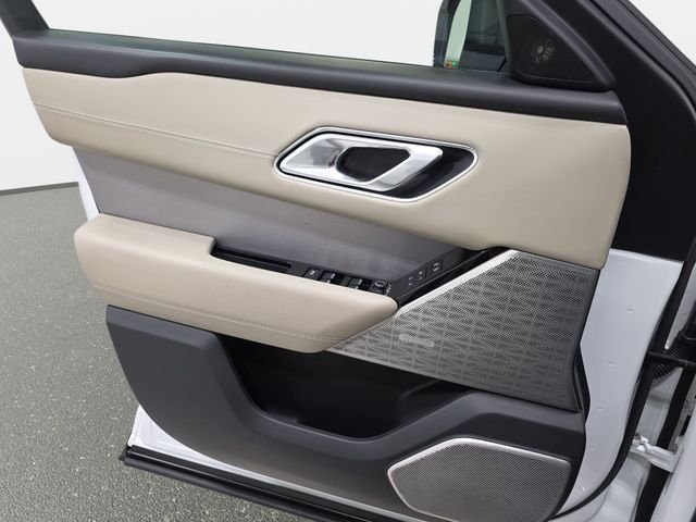 Used 2018 Fuji White Land Rover SE R-Dynamic image 27