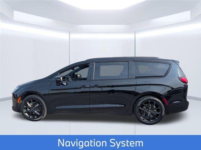 New 2027 Diamond Black Crystal Pearl-Coat Exterior Paint Chrysler Limited image 2