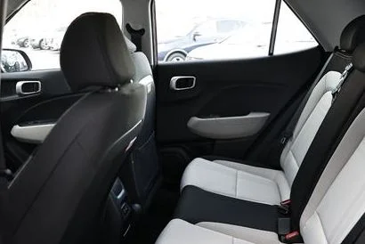 New 2026 Shimmering Silver Hyundai SEL image 9