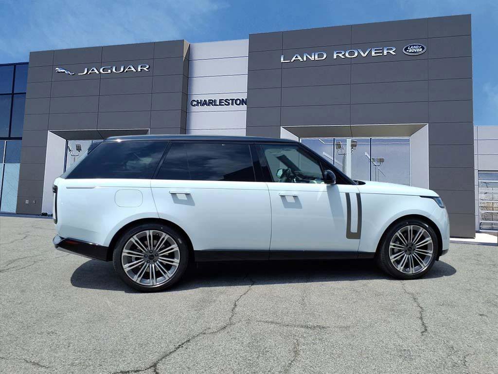 New 2026 Fuji White Land Rover SE image 6