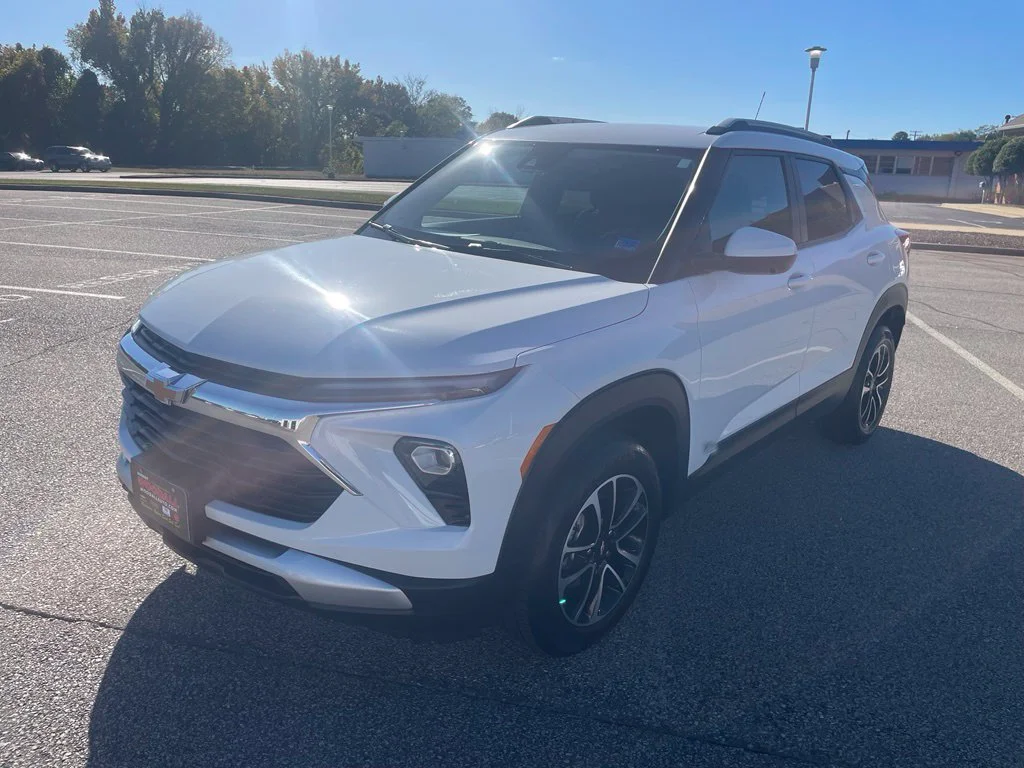Used 2025 Summit White Chevrolet LT image 3