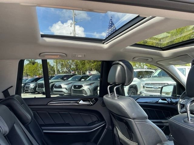 Used 2016 Gray Mercedes-Benz GL 550 image 34