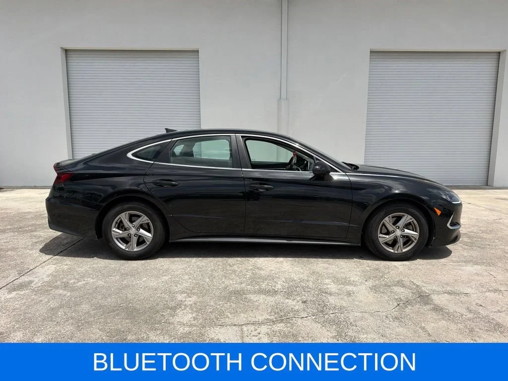 Used 2020 Black Hyundai SE image 8