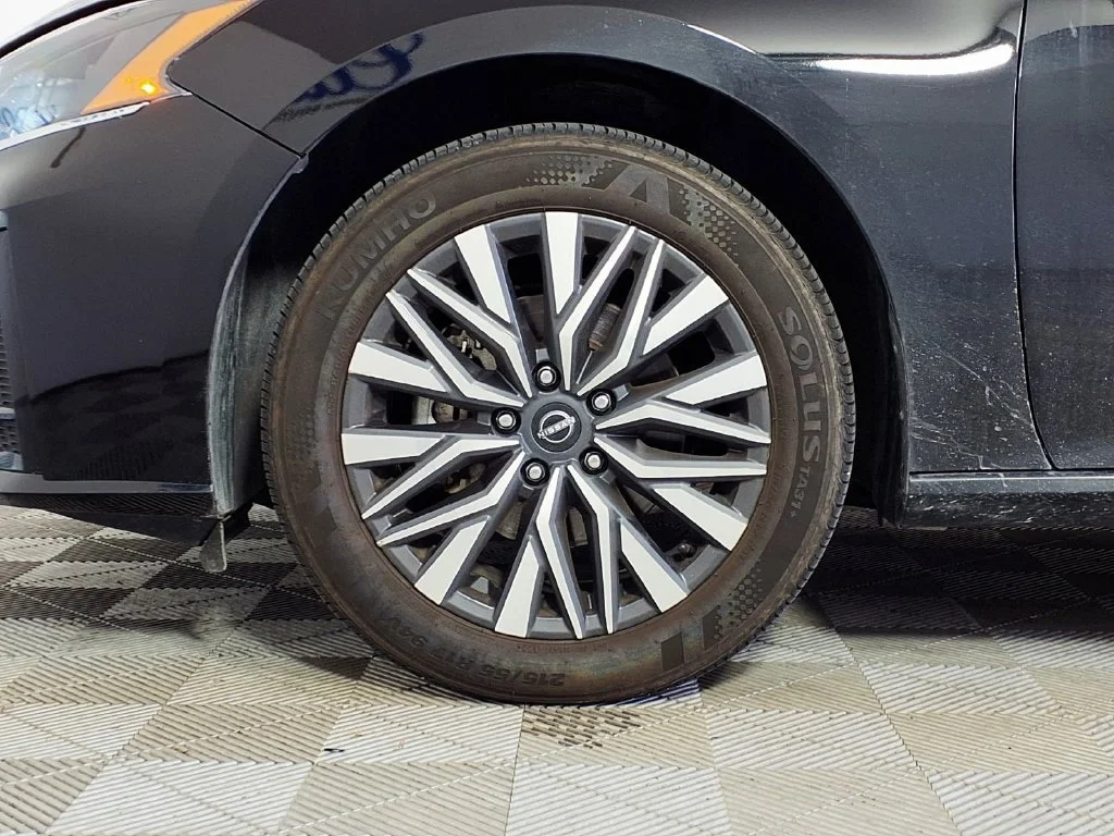 Used 2024 Super Black Nissan 2.5 SV image 7