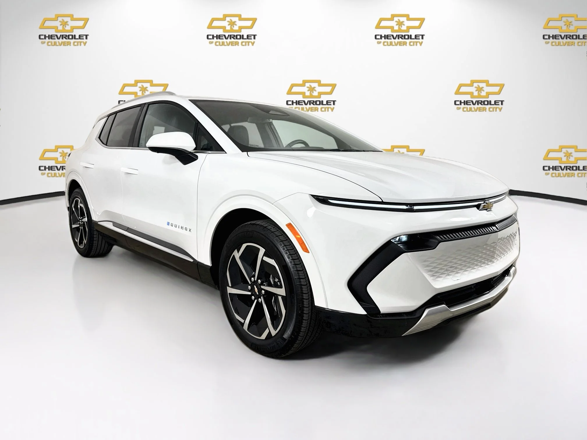 Used 2025 Summit White Chevrolet LT image 1