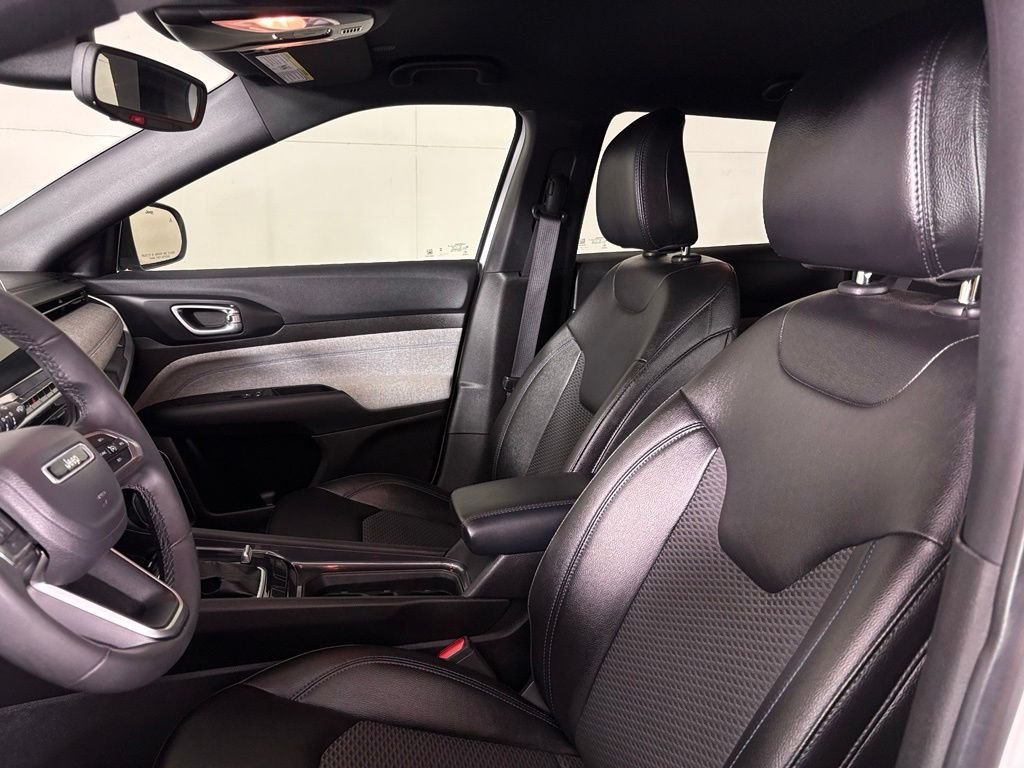 Used 2024 White Jeep Latitude image 16
