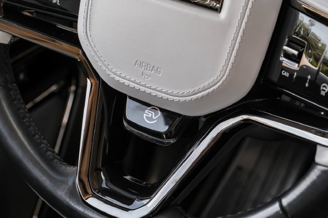 Certified Used 2024 Flux Silver SV Bespoke Ultra Metallic Gloss Land Rover SV Edition One Flux Silver image 29