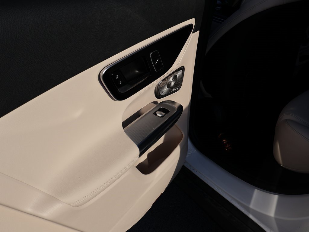 Used 2026 MANUFAKTUR Moonlight White Metallic Mercedes-Benz GLC 300 image 18