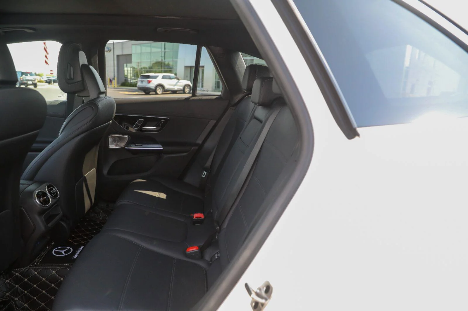 Used 2023 Polar White Mercedes-Benz GLC 300 image 28