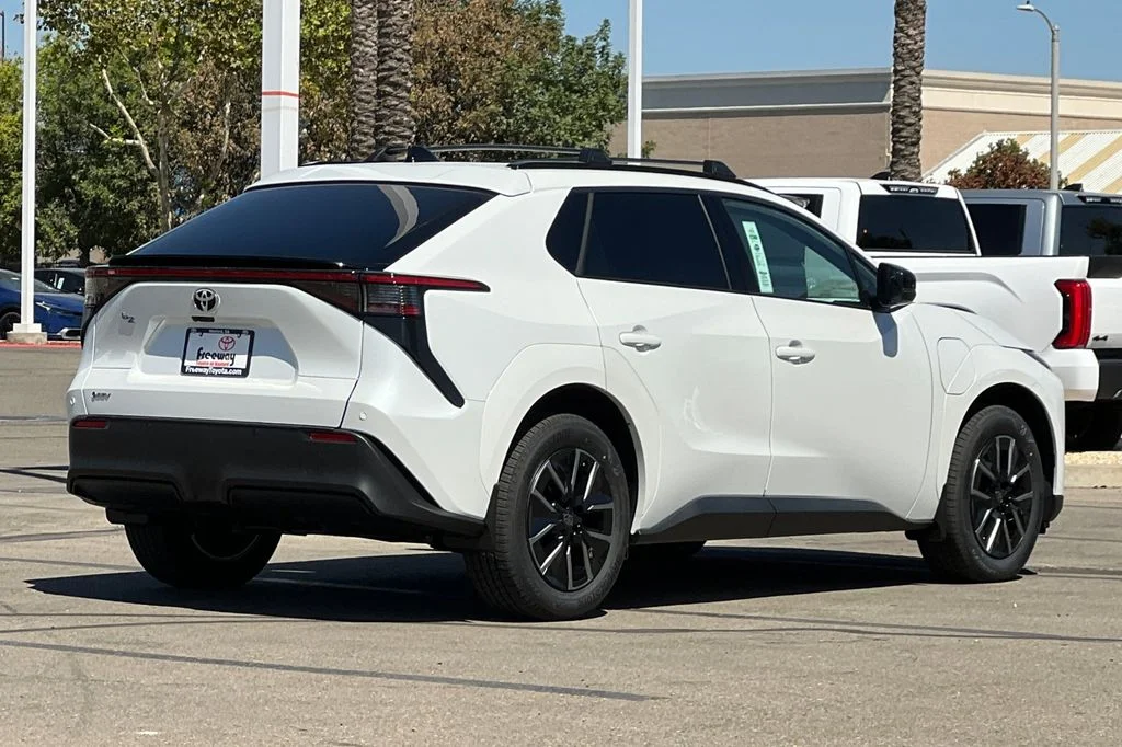 New 2026 Wind Chill Pearl Toyota XLE image 4