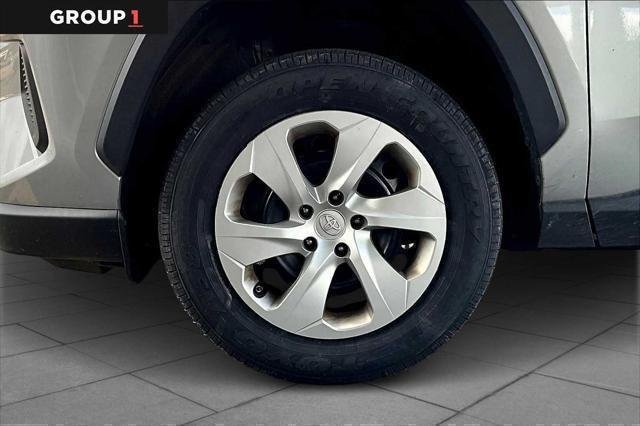 2022 Toyota RAV4 LE - Photo 11