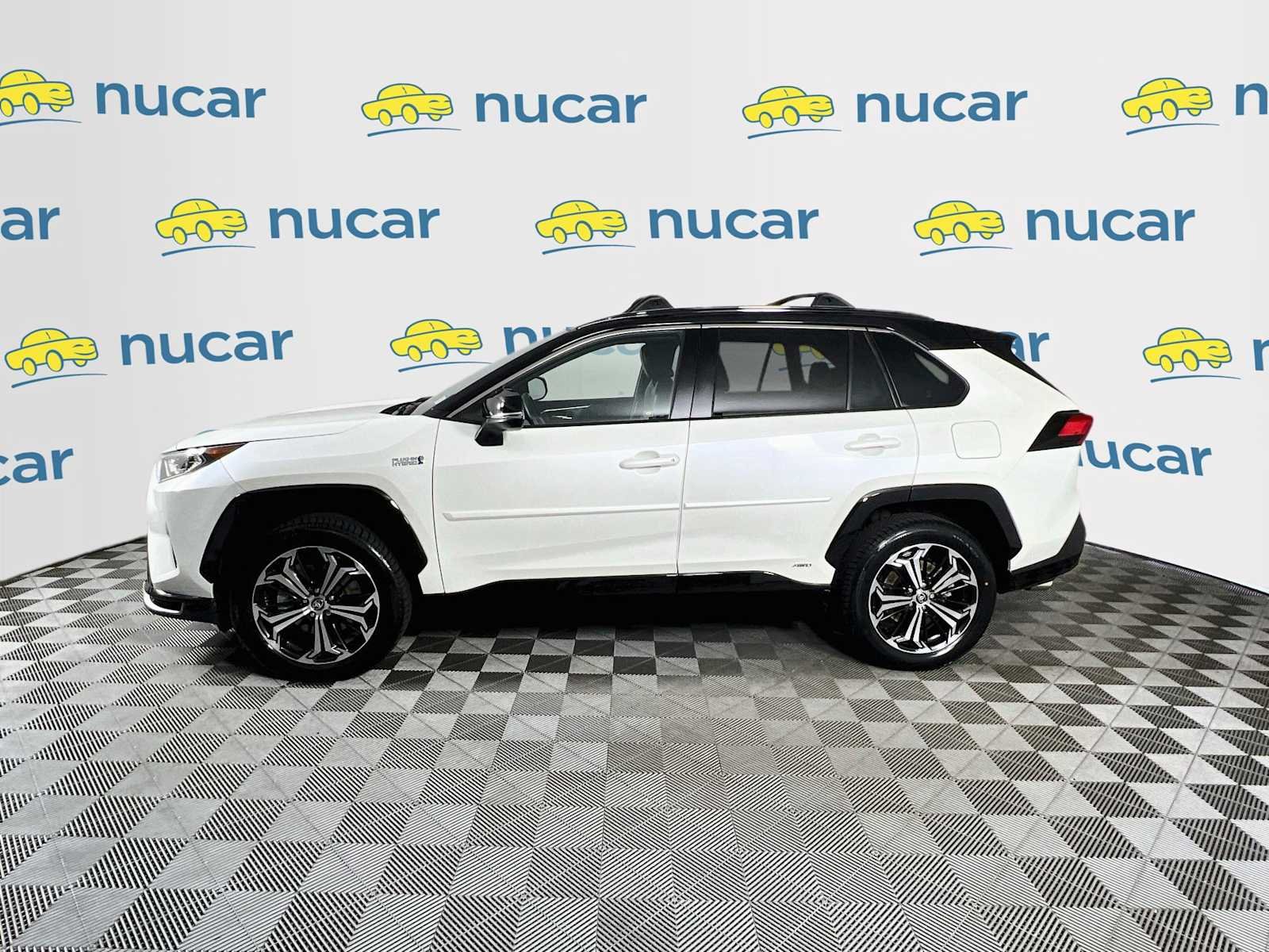 Used 2021 Blizzard Pearl w/Midnight Black Roof Toyota XSE image 4