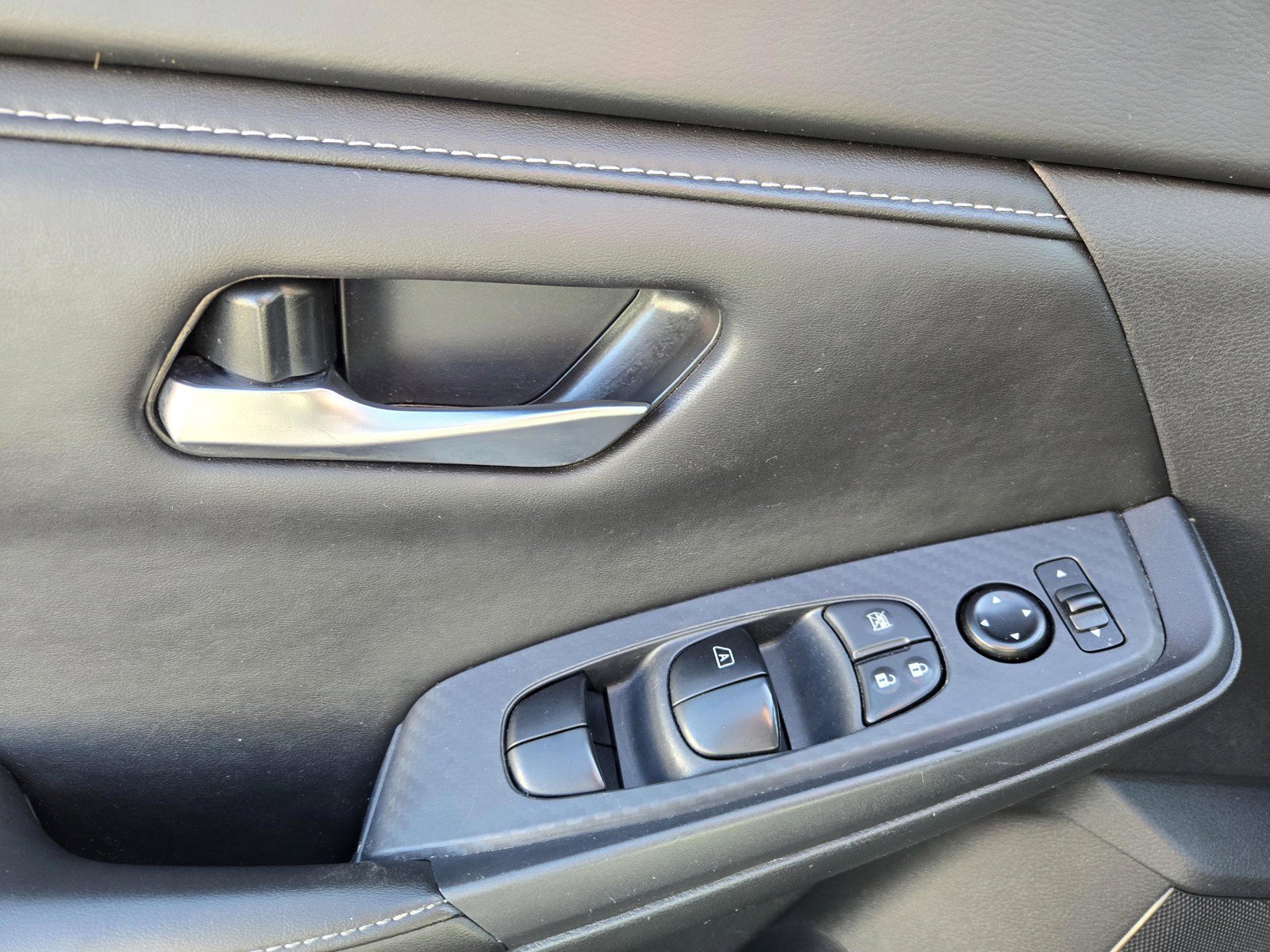 Certified Used 2025 Gun Metallic Nissan SV image 17