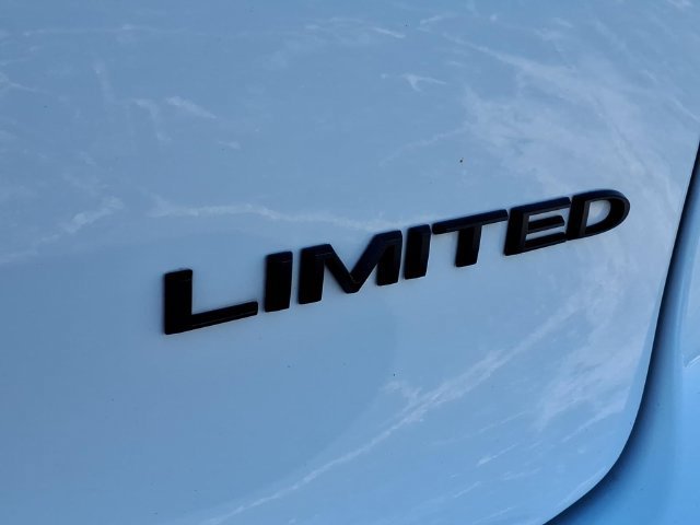 Used 2025  Chrysler Limited image 23