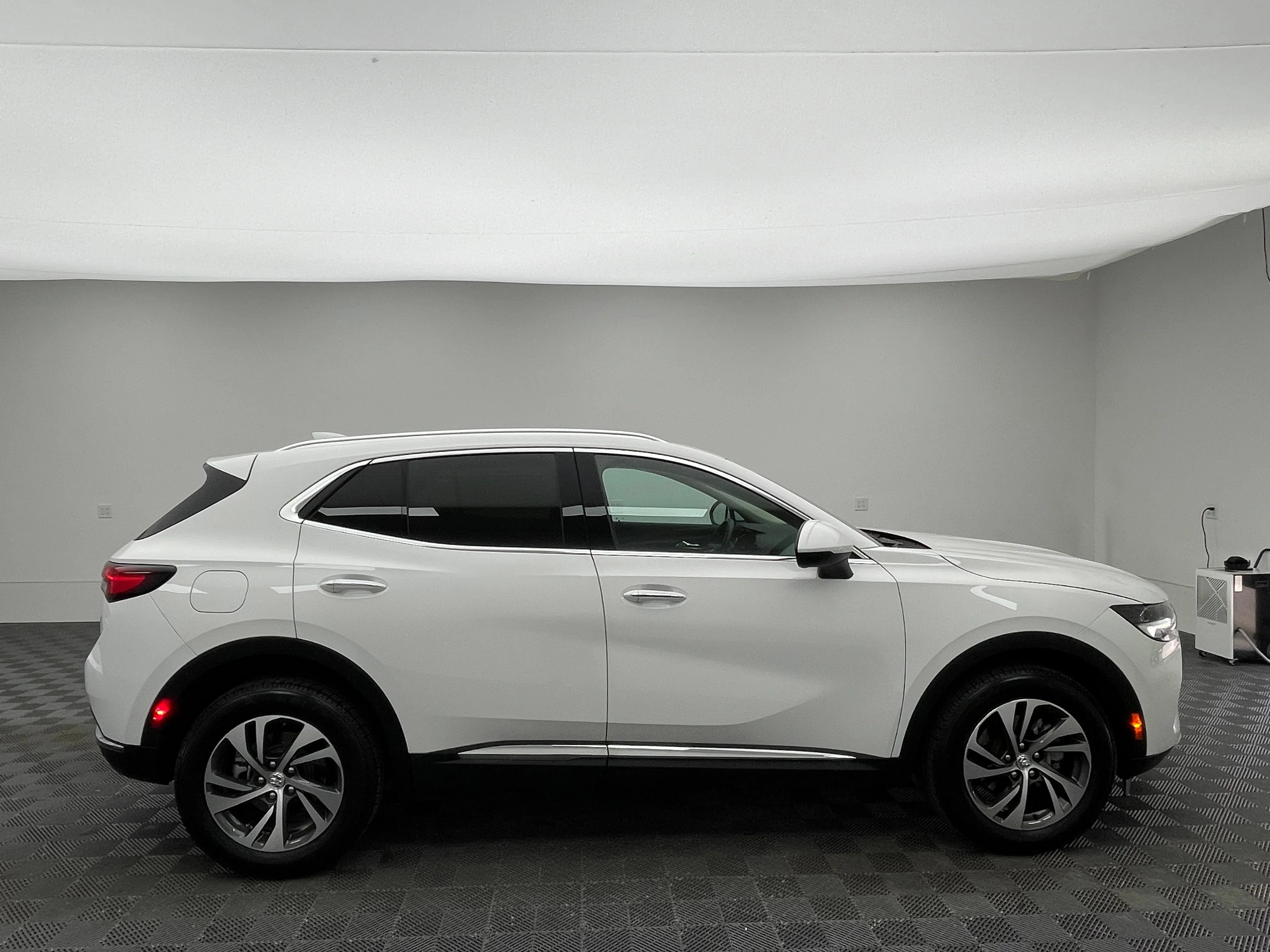 Used 2023 Summit White Buick Essence image 6