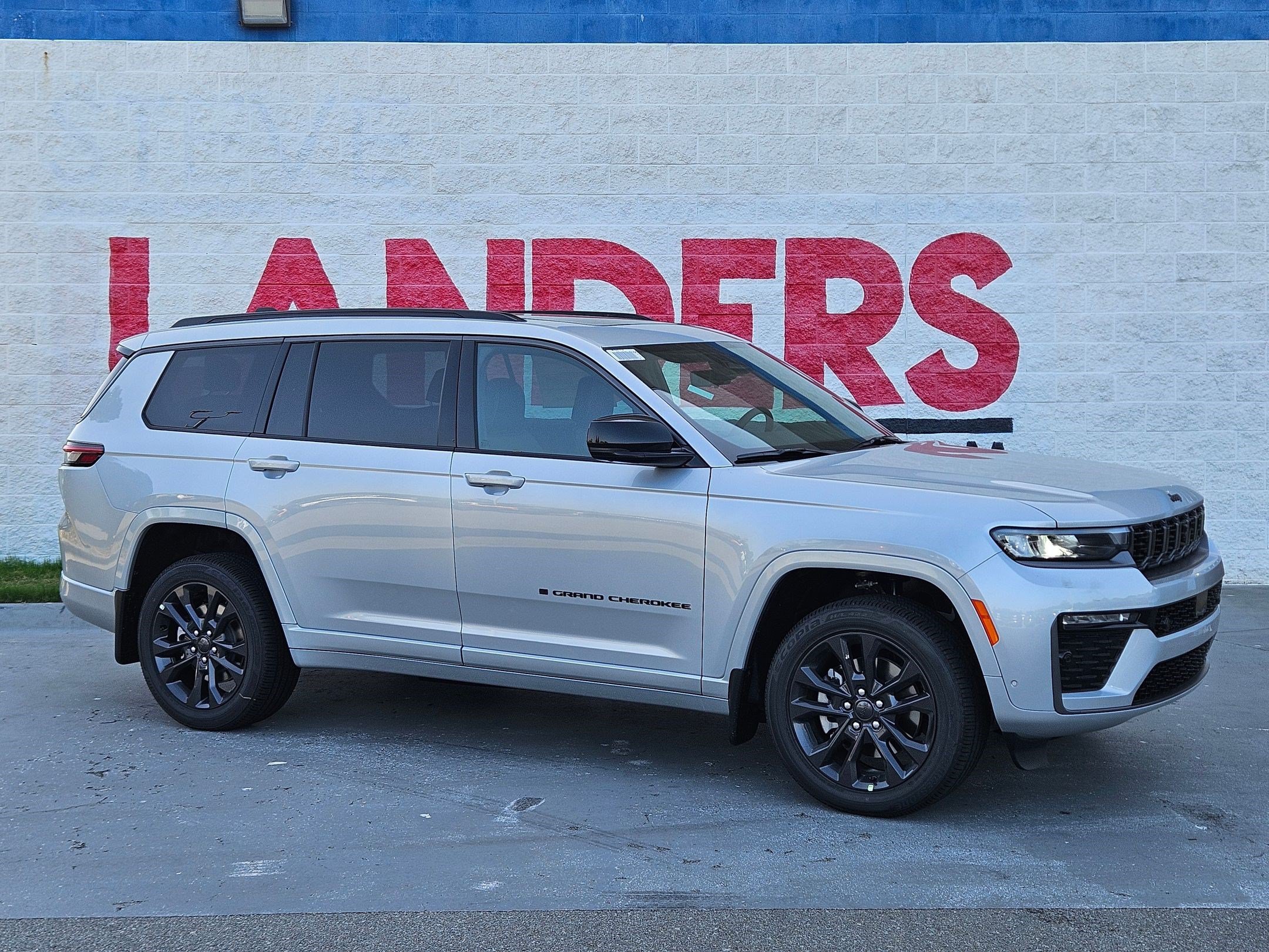 New 2026 Silver Zynith Exterior Paint Jeep Limited Reserve image 1