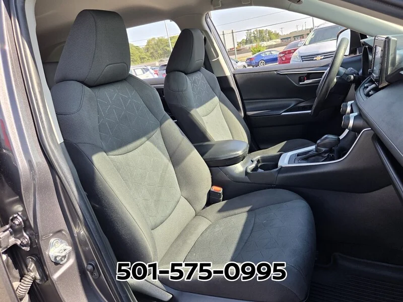 Used 2021 Magnetic Gray Metallic TOYOTA XLE FWD image 17