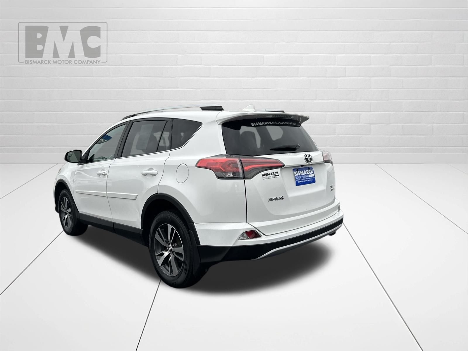 Used 2016 White Toyota XLE image 4