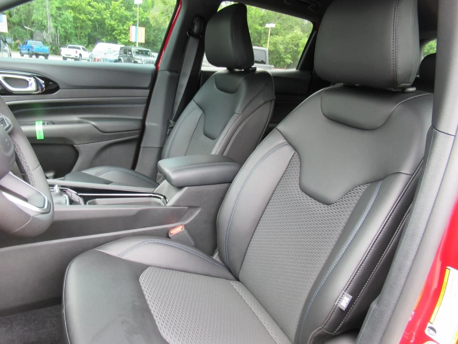 New 2026 Red Hot Pearl-Coat Exterior Paint Jeep Latitude Altitude image 19