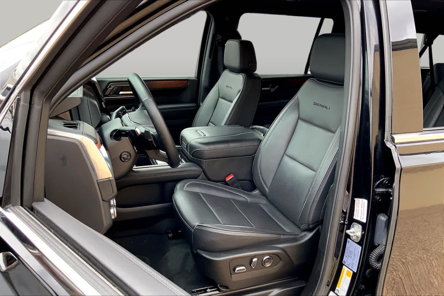 Used 2025 Onyx Black GMC Denali image 8