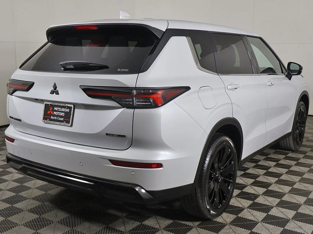 New 2027 White Mitsubishi LE image 10