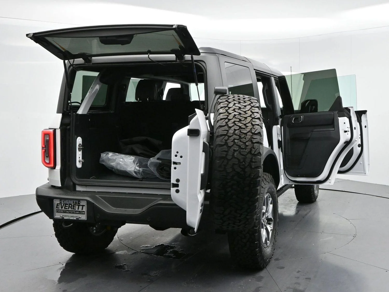 Used 2025 Oxford White Ford Badlands image 43