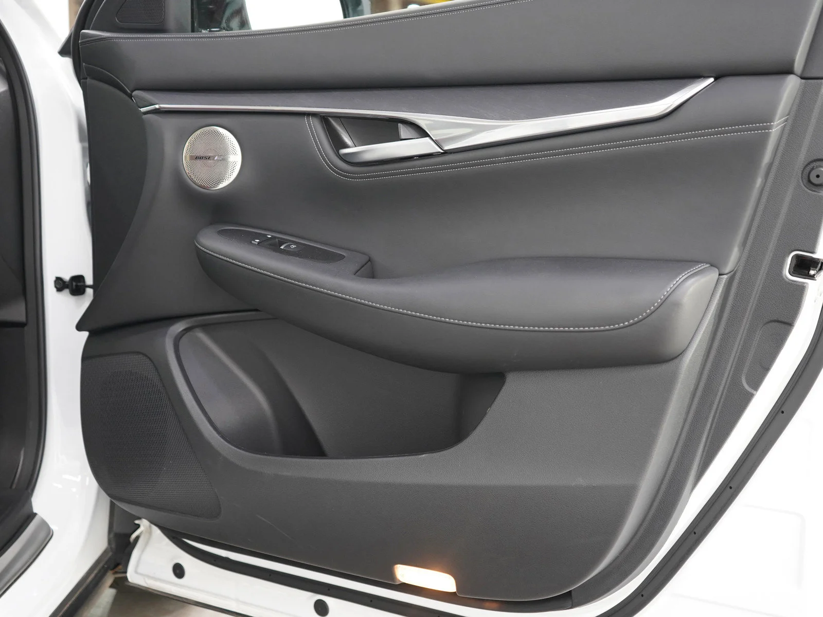 Used 2025 Radiant White INFINITI SENSORY image 9