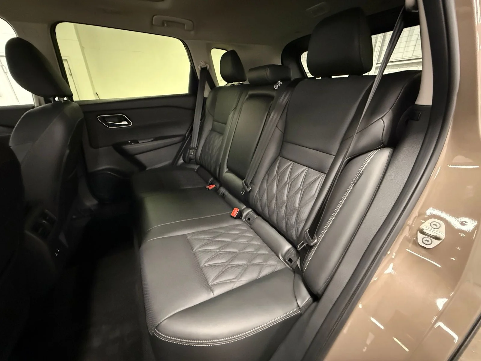 Used 2024 Black Nissan Platinum image 22