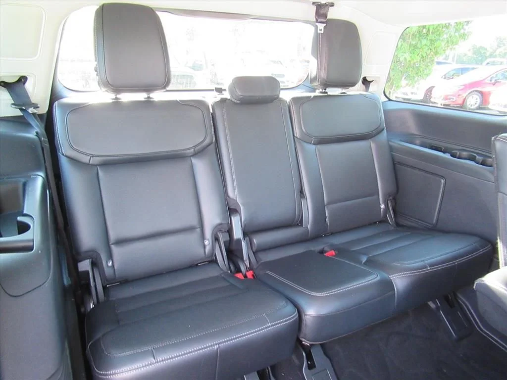 Used 2025 Silver Ford Platinum image 30