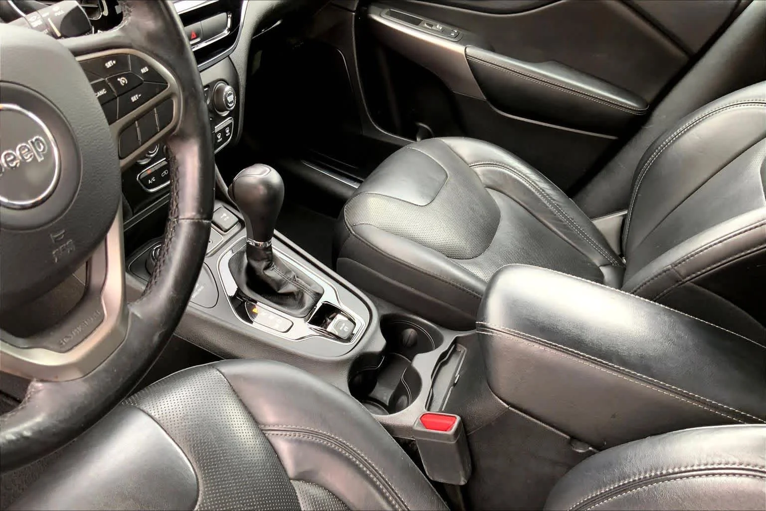 Used 2019 Diamond Black Crystal Pearlcoat Jeep Limited image 16