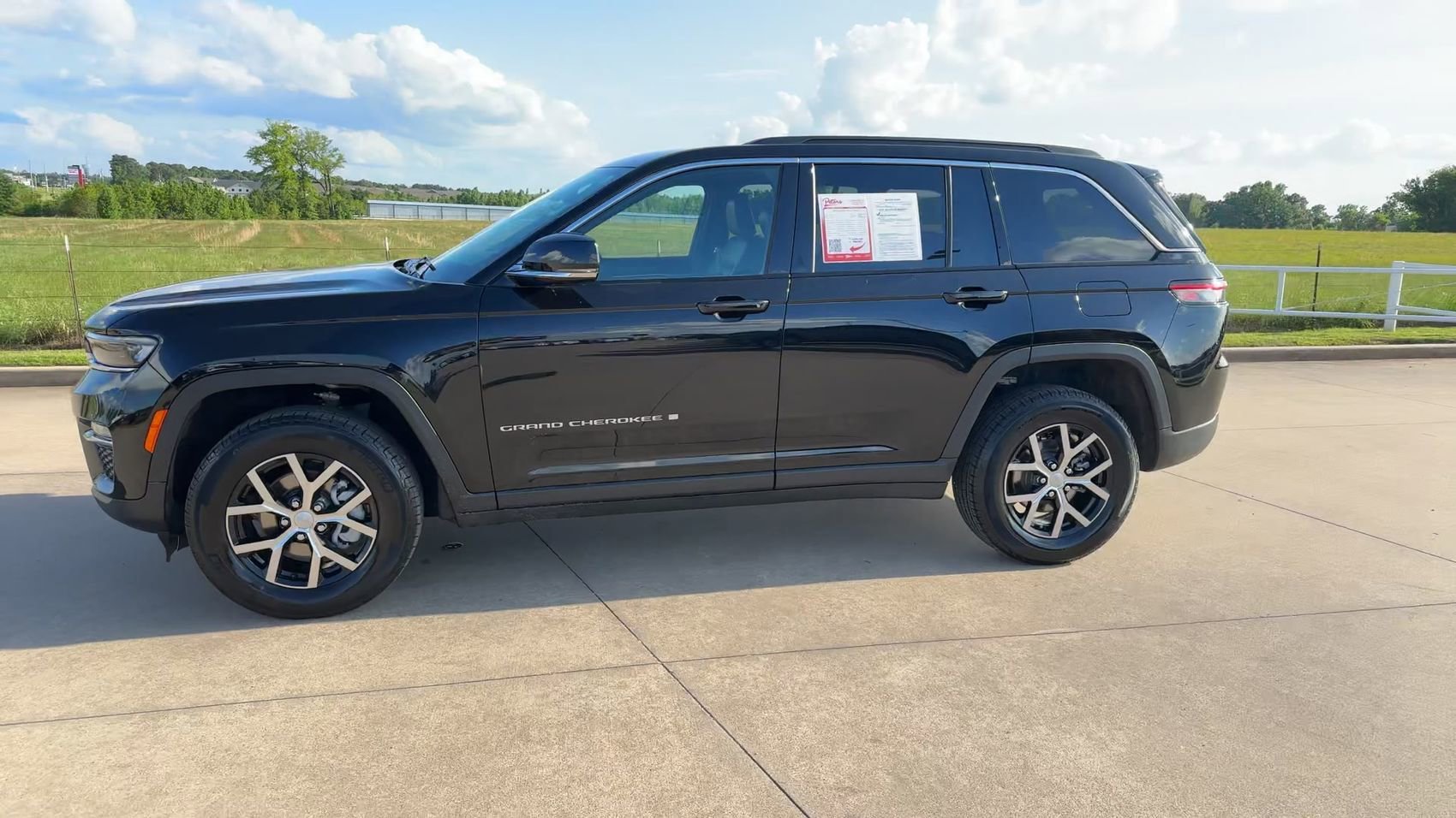 Used 2025 Diamond Black Crystal Pearlcoat Jeep Limited image 5