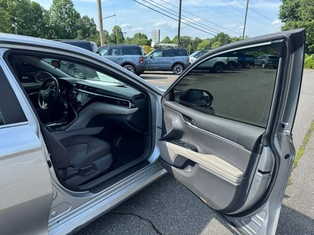 Used 2018 Silver Toyota LE image 16