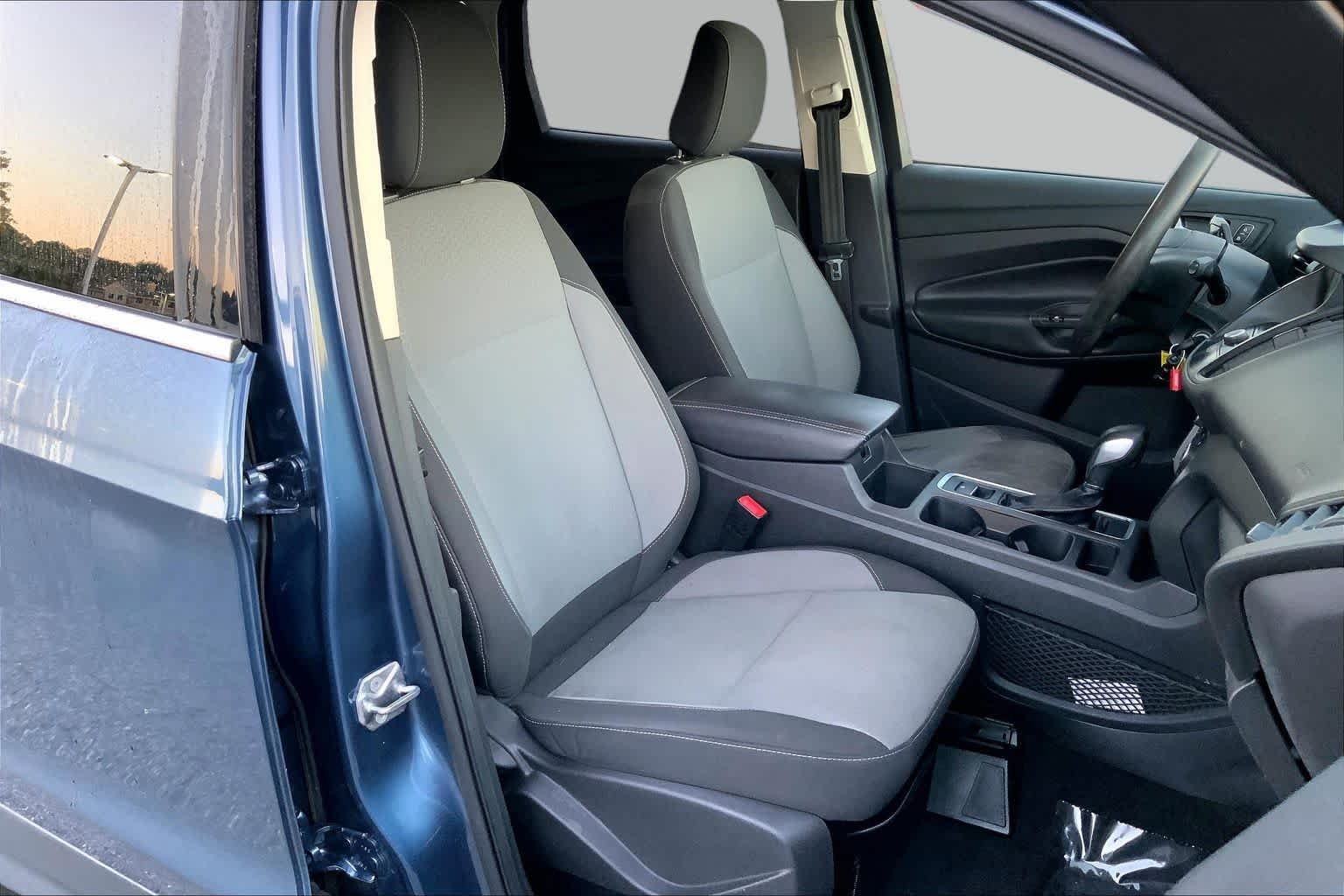 Used 2018 Blue Ford SE image 8
