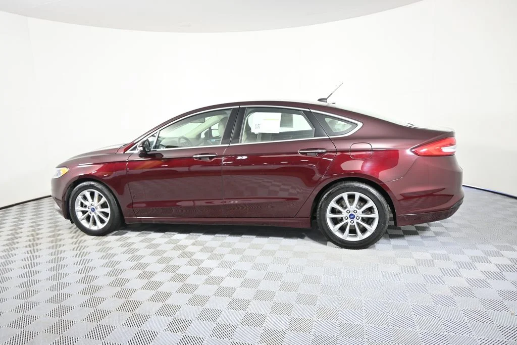 Used 2017 Red Ford SE image 3