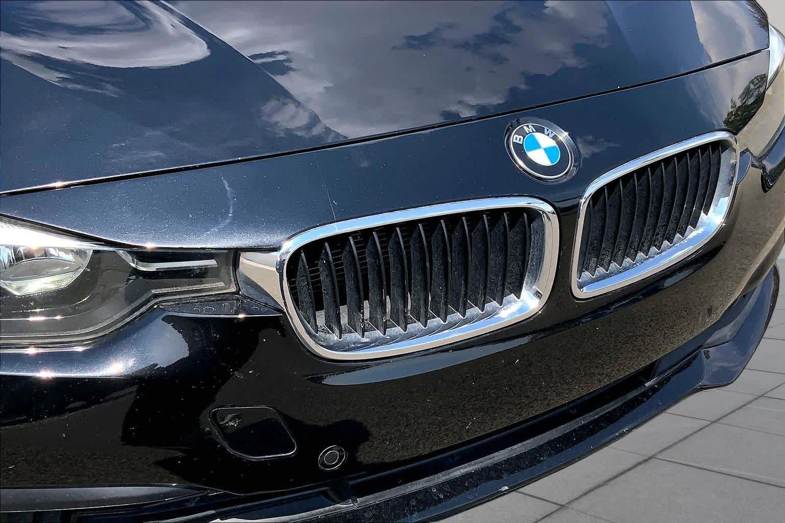Used 2016 Black Sapphire Metallic BMW 320i xDrive image 29