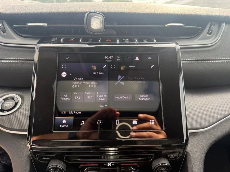 Used 2023 Red Jeep Laredo X image 9
