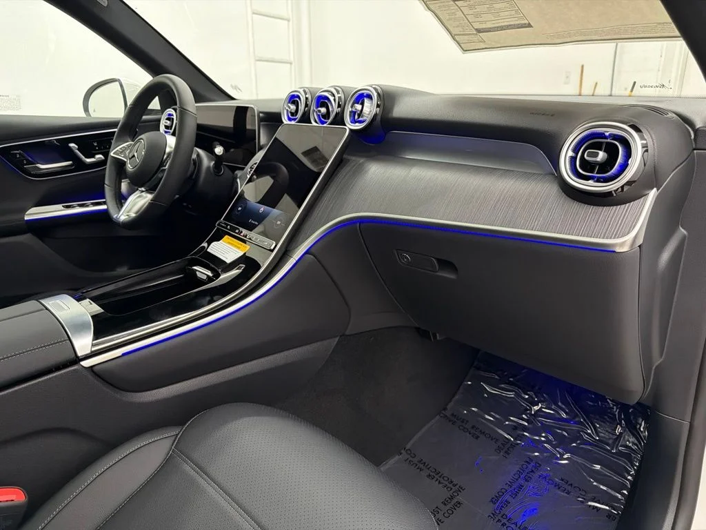 New 2027 White Mercedes-Benz GLC 300 image 28